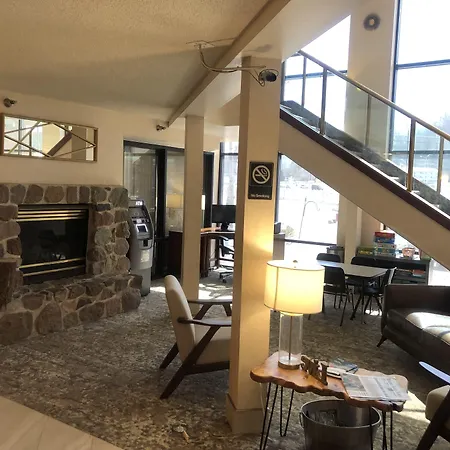 Express Suites Riverport Inn & Suites-3